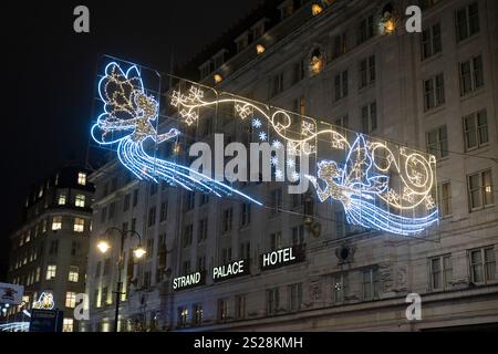 Die neue Weihnachtsbeleuchtung am Strand ist eine Hommage an die weihnachtliche Geschichte des nahe gelegenen Savoy Theatre in Northbank, London Stockfoto