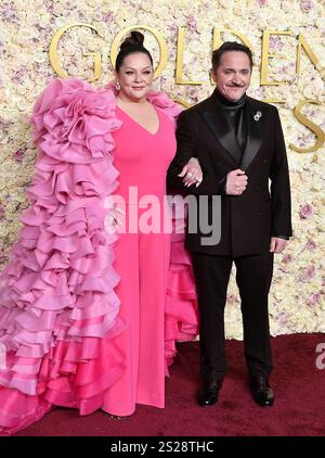 Beverly Hills, USA. Januar 2025. Melissa McCarthy und Ben Falcone nehmen am 5. Januar 2025 an den 82. Jährlichen Golden Globe Awards im Beverly Hilton in Beverly Hills, Kalifornien, Teil. Foto: Casey Flanigan/imageSPACE/SIPA USA Credit: SIPA USA/Alamy Live News Stockfoto