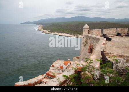 Die historischen Bronzekanonen und ein Turm an den Festungsmauern von Castillo del Morro oder San Pedro de la Roca Festung aus dem 17. Jahrhundert und Th Stockfoto