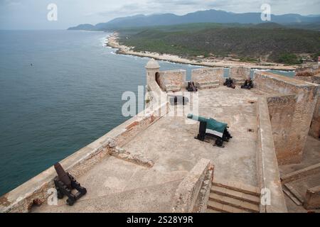 Die historischen Bronzekanonen und ein Turm an den Festungsmauern von Castillo del Morro oder San Pedro de la Roca Festung aus dem 17. Jahrhundert und Th Stockfoto