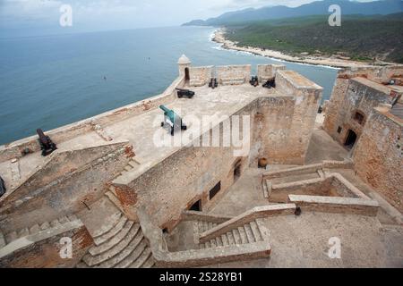 Die historischen Bronzekanonen und ein Turm an den Festungsmauern von Castillo del Morro oder San Pedro de la Roca Festung aus dem 17. Jahrhundert und Th Stockfoto