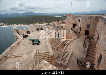 Die historischen Bronzekanonen und ein Turm an den Festungsmauern von Castillo del Morro oder San Pedro de la Roca Festung aus dem 17. Jahrhundert und Th Stockfoto