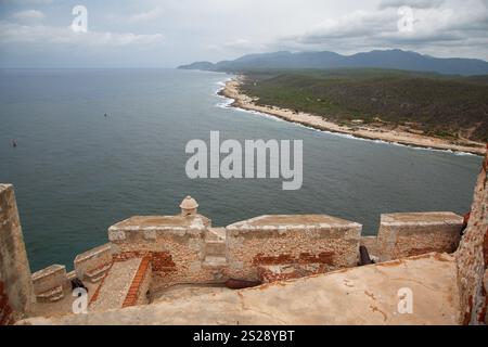 Die historischen Bronzekanonen und ein Turm an den Festungsmauern von Castillo del Morro oder San Pedro de la Roca Festung aus dem 17. Jahrhundert und Th Stockfoto