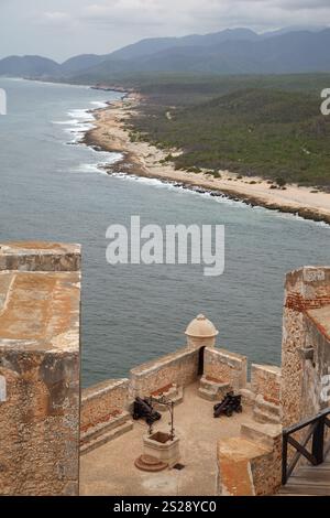 Die historischen Bronzekanonen und ein Turm an den Festungsmauern von Castillo del Morro oder San Pedro de la Roca Festung aus dem 17. Jahrhundert und Th Stockfoto