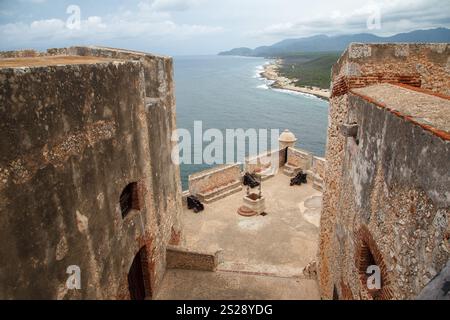 Die historischen Bronzekanonen und ein Turm an den Festungsmauern von Castillo del Morro oder San Pedro de la Roca Festung aus dem 17. Jahrhundert und Th Stockfoto