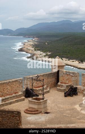 Historische Bronzekanonen, ein Turm und die Festungsmauern von Castillo del Morro oder San Pedro de la Roca Festung aus dem 17. Jahrhundert und die Ent Stockfoto