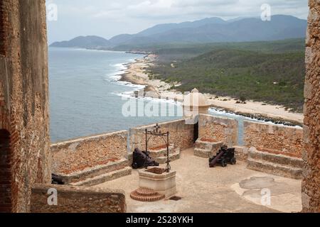 Historische Bronzekanonen, ein Turm und die Festungsmauern von Castillo del Morro oder San Pedro de la Roca Festung aus dem 17. Jahrhundert und die Ent Stockfoto