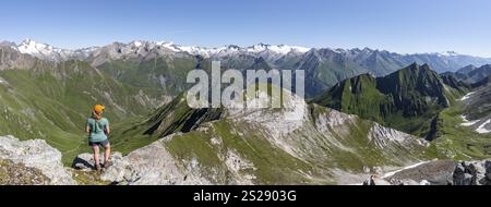 Bergsteiger vor Bergpanorama mit Grossvenediger, Berglandschaft mit Berggipfeln der Venedigergruppe, Blick vom Gipfel des Stockfoto