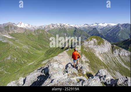 Bergsteiger vor Bergpanorama mit Grossvenediger, Berglandschaft mit Berggipfeln der Venedigergruppe, Blick vom Gipfel des Stockfoto