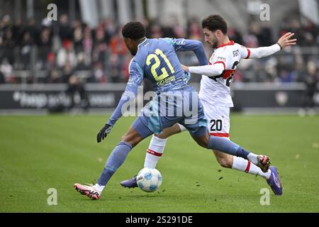 Duell, Aktion Loenidas Stergiou VfB Stuttgart (20) gegen Chuba Akpom Ajax Amsterdam (21) Robert-Schlienz-Stadion, Stuttgart, Baden-Württemberg, Keim Stockfoto