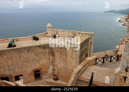 Die historischen Bronzekanonen und ein Turm an den Festungsmauern von Castillo del Morro oder San Pedro de la Roca Festung aus dem 17. Jahrhundert und Th Stockfoto