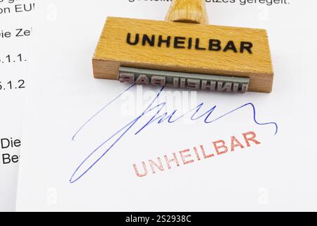 Ein Holzstempel liegt auf einem Dokument. Deutsche Inschrift: Unheilbares Österreich Stockfoto