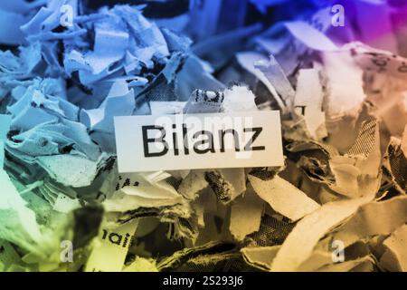 Papierschredder mit Schlüsselwort Bilanz, symbolischem Foto für Datenvernichtung, Bilanzierung und wirtschaftliche Analyse Österreich Stockfoto