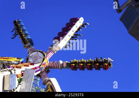 Fährt auf einem Volksfest. Atmosphäre und Nervenkitzel Stockfoto