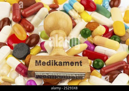 Stempel auf farbigen Tabletten, symbolisches Foto für Arzneimitteltherapie und Verordnungspflicht Osterreich Stockfoto