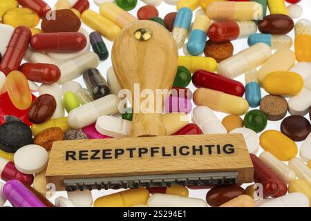 Stempel auf farbigen Tabletten, Symbolfoto für Medikamente, Verschreibungspflicht und Nachzahlung Österreich Stockfoto