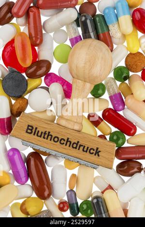 Stempel auf bunten Tabletten, symbolisches Foto für hohen Blutdruck, Verschreibung und Medikamente Stockfoto