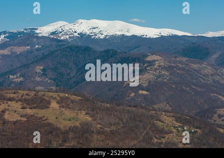 Der frühe Frühling Karpaten plateau Landschaft mit schneebedeckten Grat tops in weit, Ukraine. Stockfoto