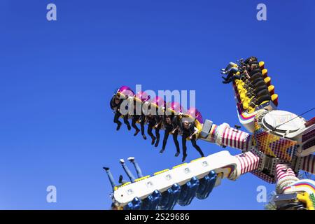 Fährt auf einem Volksfest. Atmosphäre und Nervenkitzel Stockfoto