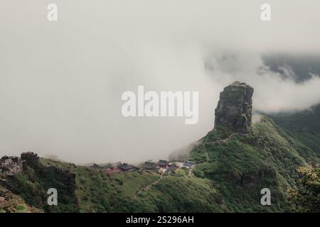 Fanjingshan neue goldene Gipfelkulisse und Blick auf das Tal im Fanjing-Berg in Guizhou China, Kopierraum für Text Stockfoto