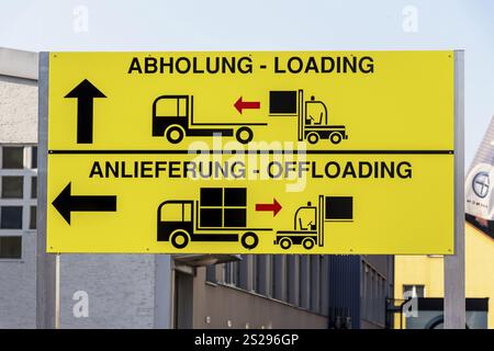 Ein Schild weist auf die verschiedenen Tor-Tor für die Abholung und Lieferung von Gütern per LKW hin Stockfoto