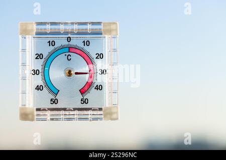 Blick auf den Thermometer auf home Fenster und blauer Himmel in Hot twilight Stockfoto