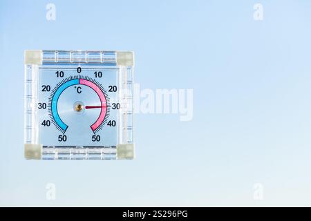 Blick auf den Thermometer auf home Fenster und blauer Himmel in heißen Morgen Stockfoto