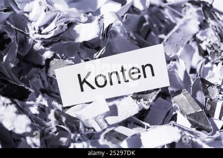 Papierreste mit dem Schlüsselwort Konten, Symbolfoto für Finanzen, schwarze Konten und doppelte Buchführung Stockfoto