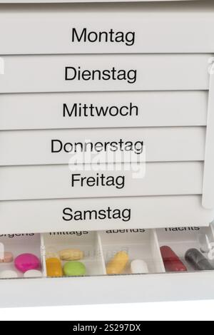 Tablettenspender und Tabletten, Symbolfoto zur Therapie, Verschreibung, Dosierung Österreich Stockfoto