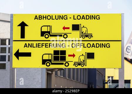 Ein Schild weist auf die verschiedenen Tor-Tor für die Abholung und Lieferung von Gütern per LKW hin Stockfoto