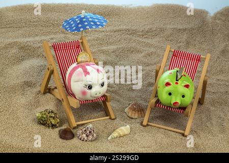 Liegestuhl mit Euro-Währung am Sandstrand. Symbolfoto für Reise-, Urlaubs- und Urlaubskosten. Sparen im Urlaub Österreich Stockfoto