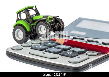 Ein Traktor und ein roter Stift auf einem Rechner. Kosten für Benzin, Verschleiß und Versicherung. Kosten und Subventionen in der Landwirtschaft Stockfoto