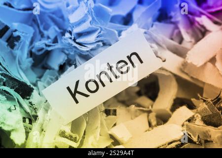 Papierreste mit dem Schlüsselwort Konten, symbolisches Foto für Finanzen, Buchhaltung und Buchhaltung mit doppelter Eingabe Stockfoto