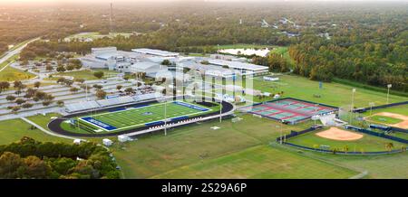 Öffentliche High School Open Air Sportanlagen in North Port, Florida. American Football Stadion, Tennisplätze und Baseball Diamond Sport Stockfoto