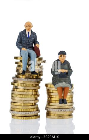 Rentner und Rentner sitzen auf einem Haufen Geld, symbolisches Foto für Altersvorsorge und Ungleichheit Österreich Stockfoto