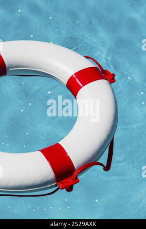 Ein Rettungsreifen schwimmt in einem Pool. Symbolisches Foto für Rettung und Krisenmanagement während der Finanz- und Bankenkrise. Österreich Stockfoto