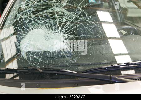 Eine defekte Windschutzscheibe und ein ausgelöster Airbag in einem Auto, das an einem Unfall in Österreich beteiligt war Stockfoto