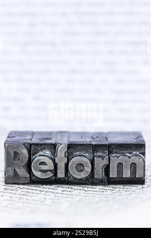 Das Wort Reform steht in Leitbuchstaben. Symbolisches Foto für schnelle Korrespondenz Österreich Stockfoto
