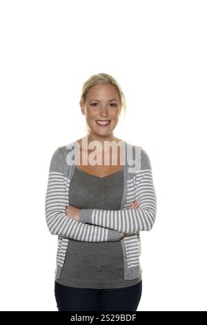 Junge sympathische Frau, die vor einem weißen Hintergrund steht. Halblange Figur. Symbolbild für die heutige Jugend Österreich Stockfoto