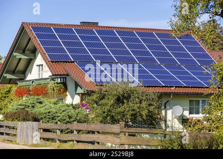Solarzellen für alternative Solarenergie werden in einem Einfamilienhaus verwendet. Solarkraftwerk für Privathaushalte Stockfoto