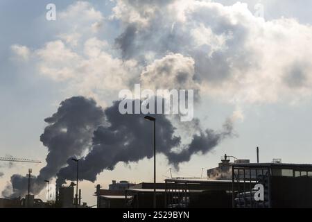 Schornstein einer Industrieanlage mit Rauch. Symbolisches Foto für Umweltschutz und Ozon Stockfoto