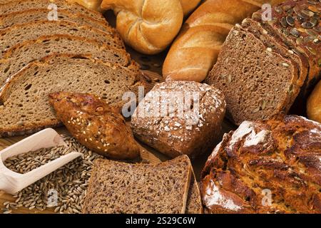 Verschiedene Brotsorten. Gesunde Ernährung durch frische Backwaren. Österreich Stockfoto