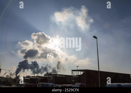 Schornstein einer Industrieanlage mit Rauch. Symbolisches Foto für Umweltschutz und Ozon Stockfoto