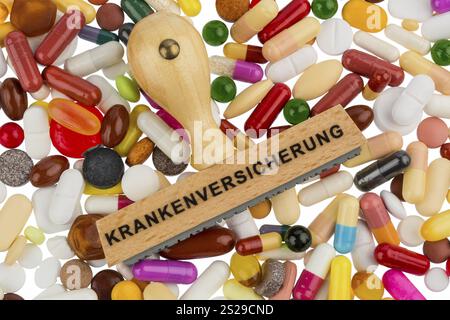 Stempel auf farbigen Tabletten, symbolisches Foto für Krankenkassen, Krankenversicherung und Kostenerstattung Stockfoto