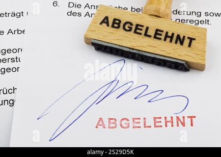 Ein Holzstempel liegt auf einem Dokument. Deutsche Inschrift: Verworfen Österreich Stockfoto