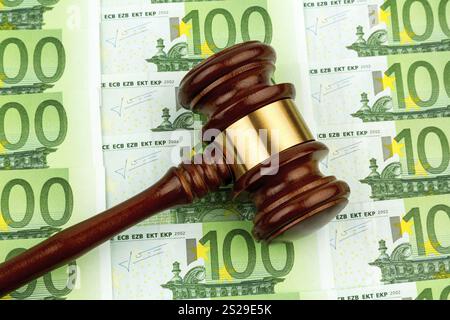 Richterhammer und Euro-Banknoten. Symbolisches Foto für Kosten vor Gericht, Rechtsstaatlichkeit und Auktionen Österreich Stockfoto