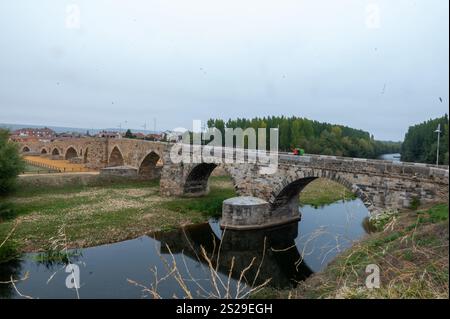 Pilger auf der Órbigo Paso Honroso-Brücke im Hospital de Órbigo auf dem Jakobsweg im Jahr 2024. Stockfoto