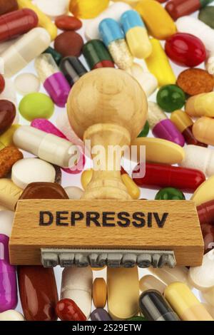 Stempel auf bunten Tabletten, symbolisches Foto für Depression, Therapie und Psychopharmaka Osterreich Stockfoto