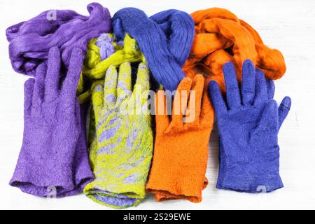 Werkstatt von Hand eine Fleece Handschuhe aus Schafwolle nass Filzen Prozess - Diverse woolen handgefertigte gefilzte Handschuhe und Wolle für Sie Stockfoto