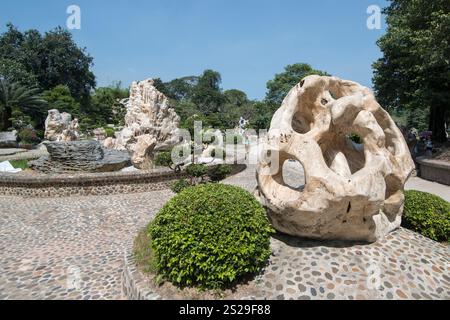 Eine steinerne Skulptur an der Millionen Jahre Stein Garten in der Nähe der Stadt Pattaya in der Provinz Chonburi in Thailand. Thailand, Pattaya, November 2018 Stockfoto